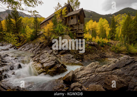 River s'écoule par un vieux moulin à l'exploitation minière dans les montagnes du Colorado. Banque D'Images