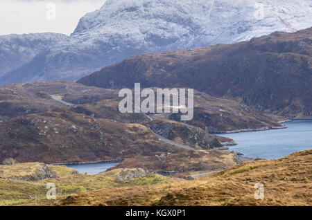 Le vent A894 près de Kylesku bridge dans le nord-ouest des Highlands écossais, qui fait partie de la nouvelle Côte Nord 500 route touristique Banque D'Images