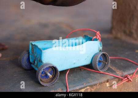 Une simple petite voiture faite d'une boîte en plastique, bouchons de bouteille et des bâtonnets de brochette. Photo taken in Najja, l'Ouganda, le 9 mai 2017. Banque D'Images