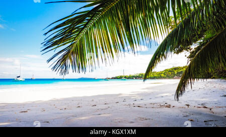 Catamarans à Anse Lazio sur les seychelles. L'eau turquoise, rochers de granit dans le sable blanc sur Paradise beach Banque D'Images