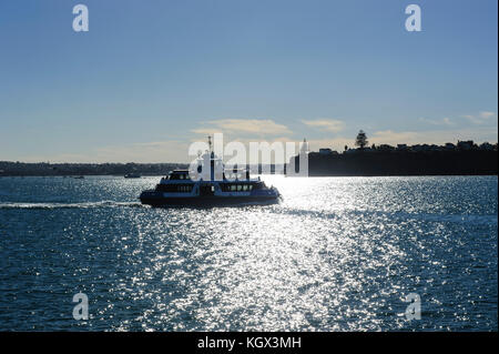 Rétro-éclairage du ferry traversant la baie d'Auckland, Nouvelle-Zélande Banque D'Images