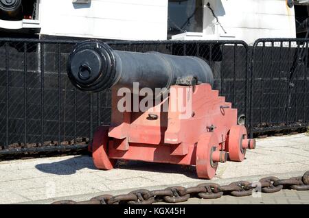 Sur une base de bois des canons du Dom Fernando 11 e Gloria à thème maritime Museum Port de Cacilhas Lisbonne Portugal Banque D'Images