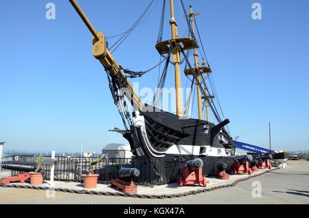 Dom Fernando 11 coque en bois e Gloria 50 gun frigate dernier voilier de la Marine Portugaise Port de Cacilhas Lisbonne Portugal Banque D'Images