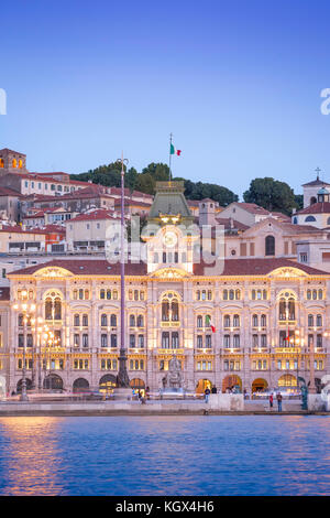 La ville de Trieste en Italie, voir au crépuscule de l'hôtel de ville et la Piazza Unita d'Italia face au front de mer, dans le centre de Trieste, en Italie. Banque D'Images