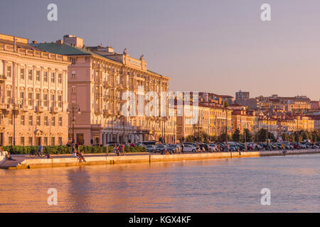 Trieste Italie Ville port, un coucher du soleil illumine l'été hôtels le long de la mer - la Riva del Mardracchio - à Trieste (Italie). Banque D'Images