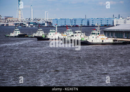 Les remorqueurs du port de Yokohama reposant à côté du pier en attente de cargos à entrer dans le port. Banque D'Images