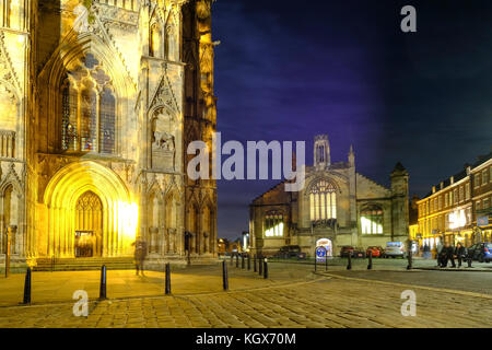 York Minster et St Michael le beffroi de nuit. Banque D'Images