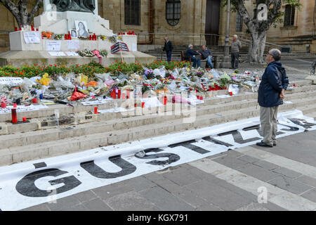 La Valletta, Malte - 2 novembre 2017 : des fleurs et des bougies pour le journaliste assassiné à Daphne CARUANA GALIZIA la valletta sur Malte Banque D'Images