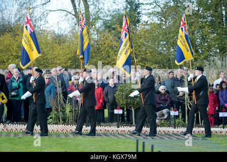 Les porteurs standard de la Légion royale britannique marchent avec leurs normes dans le champ du souvenir Royal Wootton Bassett au parc Lydiard, Swindon, comme il s'ouvre à honorer et à se rappeler ceux qui ont été perdus de servir dans les Forces armées. Banque D'Images