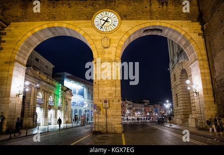 Le Portoni della Bra arc romain à l'entrée du quartier historique de Vérone, Italie Banque D'Images