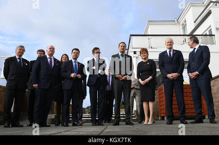 Membres du Conseil, y compris (première rangée, de gauche à droite) Premier ministre Gouvernement Guernesey Gavin St Pier, Secrétaire d'État pour l'Irlande du Nord James Brokenshire, Premier ministre de Jersey Ian Gorst, Taoiseach Leo Varadkar et le premier ministre Nicola Sturgeon avant une réunion du British Irish Council à l'Hôtel l'Horizon à Jersey. Banque D'Images