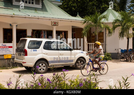 Les Seychelles, La Digue, La Passe, la police voiture garée en face de la station de police Banque D'Images