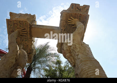 L'ancienne Egypte statues au parc à thème Universal Studios en France, juillet 2011 Banque D'Images