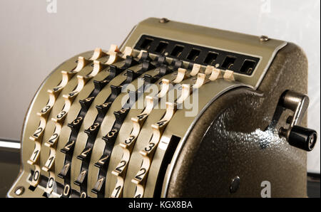 Détails d'un vieux millésime calculatrice mécanique des touches de numéros Banque D'Images