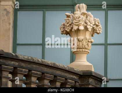 Statue dans le parc du palais Zwinger de Dresde en Allemagne en automne Banque D'Images