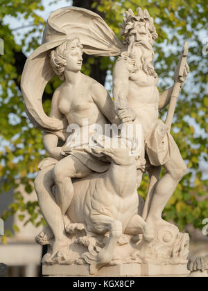 Statue dans le parc du palais Zwinger de Dresde en Allemagne en automne Banque D'Images