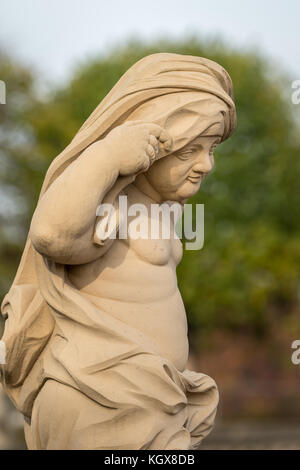 Statue dans le parc du palais Zwinger de Dresde en Allemagne en automne Banque D'Images