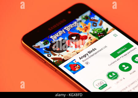 New York, États-Unis - 29 octobre 2017 : jeu Angry Birds dans Play Store. Jeu Angry Birds sur smartphone. Banque D'Images
