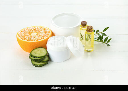 Spa concept avec sel, menthe, lotion, serviettes sur fond blanc Banque D'Images