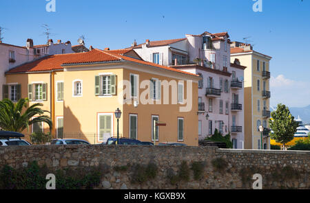 Ajaccio, Corse, France. paysage urbain avec des maisons individuelles sur la côte de la mer méditerranée Banque D'Images