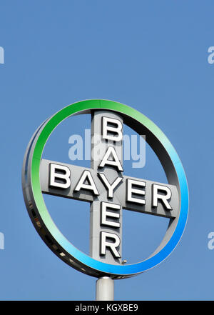 Bayer Bayer signe , croix, Berlin, Allemagne Banque D'Images