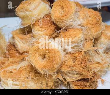 L'écran de sélection de pâtisseries orientales sucrées avec de la nourriture à un baklava bar buffet restaurant de luxe Banque D'Images