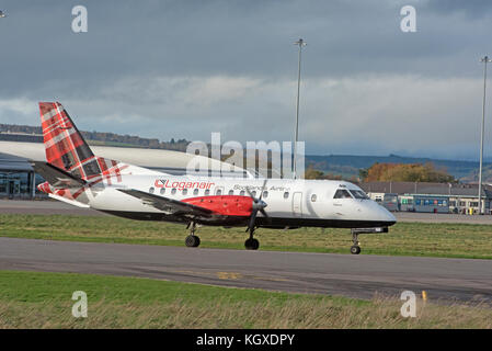 LGNN taxining-G Loganair avant de décoller de l'aéroport de Inverness Dalcross. dans les Highlands écossais. Banque D'Images