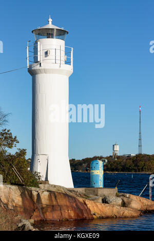 Petit phare sur les blancs Karlskrona (Suède) l'île de l'archipel de stumholmen Paysage côtier avec en arrière-plan. Tour de l'eau et l'antenne radio Banque D'Images