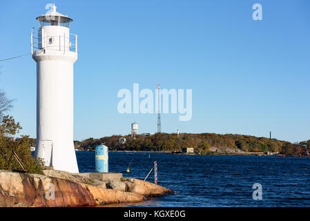 Petit phare sur les blancs Karlskrona (Suède) l'île de l'archipel de stumholmen Paysage côtier avec en arrière-plan. Tour de l'eau et l'antenne radio Banque D'Images