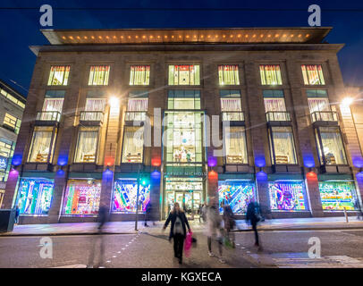 Vue de nuit de l'extérieur du magasin Harvey Nichols à St Andrews Square à Édimbourg, en Écosse, au Royaume-Uni. Banque D'Images