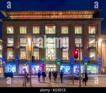 Vue de nuit de l'extérieur du magasin Harvey Nichols à St Andrews Square à Édimbourg, en Écosse, au Royaume-Uni. Banque D'Images