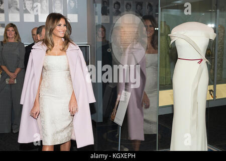 La première dame Melania Trump lors de la présentation de sa robe inaugurale au Smithsonian National Museum of American History | le 20 octobre 2017 Banque D'Images