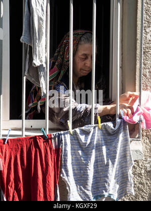 Les femmes âgées à traîner son lavage, Istanbul, Turquie Banque D'Images