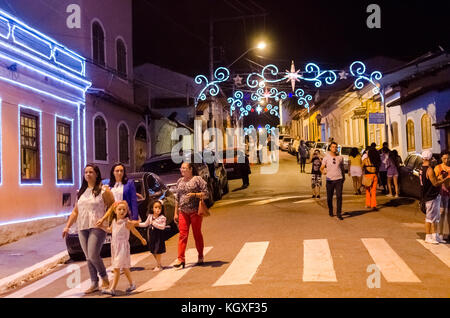 Sao Paulo, Brésil, 17 décembre 2016 : les gens observent la décoration de Noël sur une place publique de la ville de Santana de Paranaiba Banque D'Images