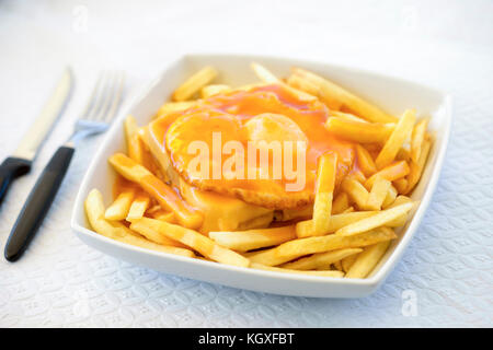 Francesinha - un sandwich portugais servis avec frites, originaire de Porto, Portugal Banque D'Images