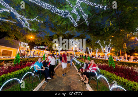 Sao Paulo, Brésil, 17 décembre 2016 : les gens observent la décoration de Noël sur une place publique de la ville de Santana de Paranaiba Banque D'Images