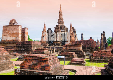 Stupa et à la Pagode Wat Mahathat temple, parc historique de Sukhothai, Thaïlande Banque D'Images