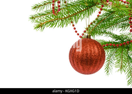 Boule de Noël rouge brillant accrochée à une branche d'un arbre de Noël isolé sur un fond blanc avec copie espace place. Banque D'Images