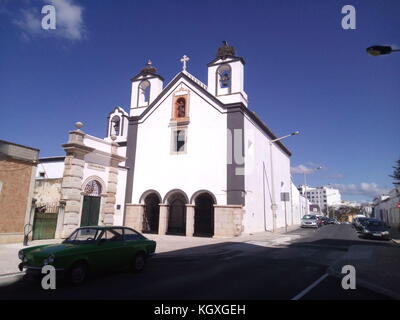 Chapelle de l'église dans les rues de Faro algarve avec deux cigognes sur cloches archs Banque D'Images