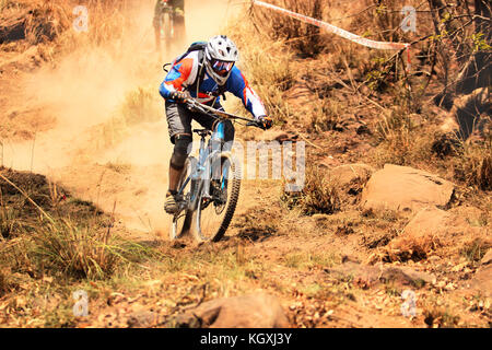 Photo horizontale d'un vélo de montagne équitation enduro descente rapide incroyable dans un sentier rocailleux et poussiéreux Banque D'Images