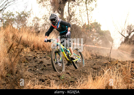 Photo Jeune horizontale enduro mountain biker riding descente incroyablement rapide dans un sentier poussiéreux Banque D'Images