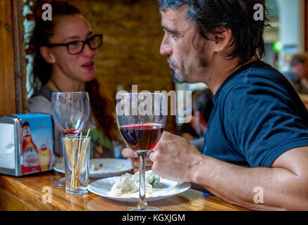 Les Tapas et le vin dans un bar à tapas à Barcelone, Espagne Banque D'Images