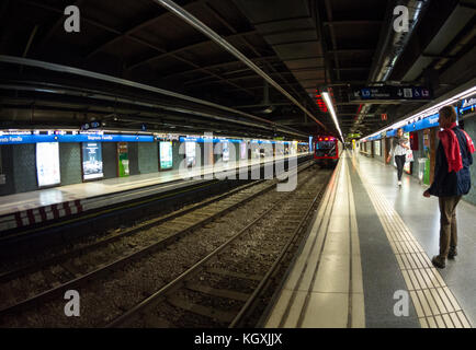 Les passagers sur la plate-forme en attente d'un train dans le métro de Barcelone. Banque D'Images