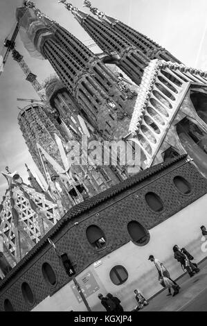 Begger mâle,et les visiteurs touristiques hors la mendicité dans la rue devant l'église catholique, la Sagrada Familia, Barcelona, Espagne Banque D'Images