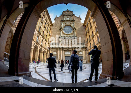 Les touristes et les visiteurs se tenir dans la cour à l'extérieur du monastère catholique romaine à Montserrat, Espagne. Banque D'Images