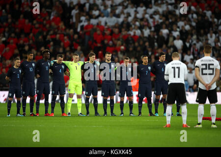 Les joueurs d'Angleterre observent un silence de quelques minutes de souvenir lors du match international amical au stade Wembley, Londres. APPUYEZ SUR ASSOCIATION photo. Date de la photo : vendredi 10 novembre 2017. Voir PA Story FOOTBALL England. Le crédit photo devrait se lire comme suit : Nick Potts/PA Wire. Banque D'Images