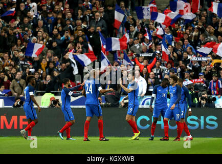 Olivier Giroud (au centre), en France, célèbre le deuxième but du match de son côté lors du match International friendly au Stade de France à Paris. Banque D'Images