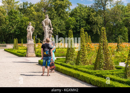 Wilanow, Varsovie - 5 août 2017 : les touristes visite beau jardin palais royal de Wilanow, Varsovie Pologne. Banque D'Images