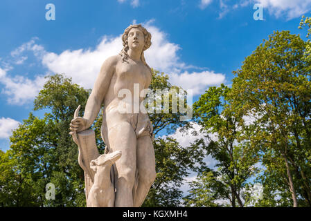 Wilanow, Varsovie - 5 août 2017 : la sculpture dans le jardin de royal palais de Wilanów à Varsovie, Pologne. Banque D'Images