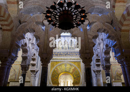 Cordoue, Espagne - 4 juin 2011 : arches et lampe lobulées à la Mosquée de Cordoue, Andalousie, Espagne.Le mihrab est un chef-d'œuvre de l'art architectural Banque D'Images